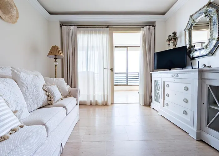 Arenas Beachfront Апартаменты *